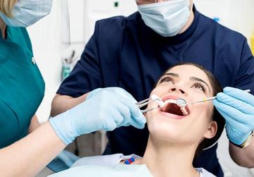 provall-mujer-en-consulta-odontologia